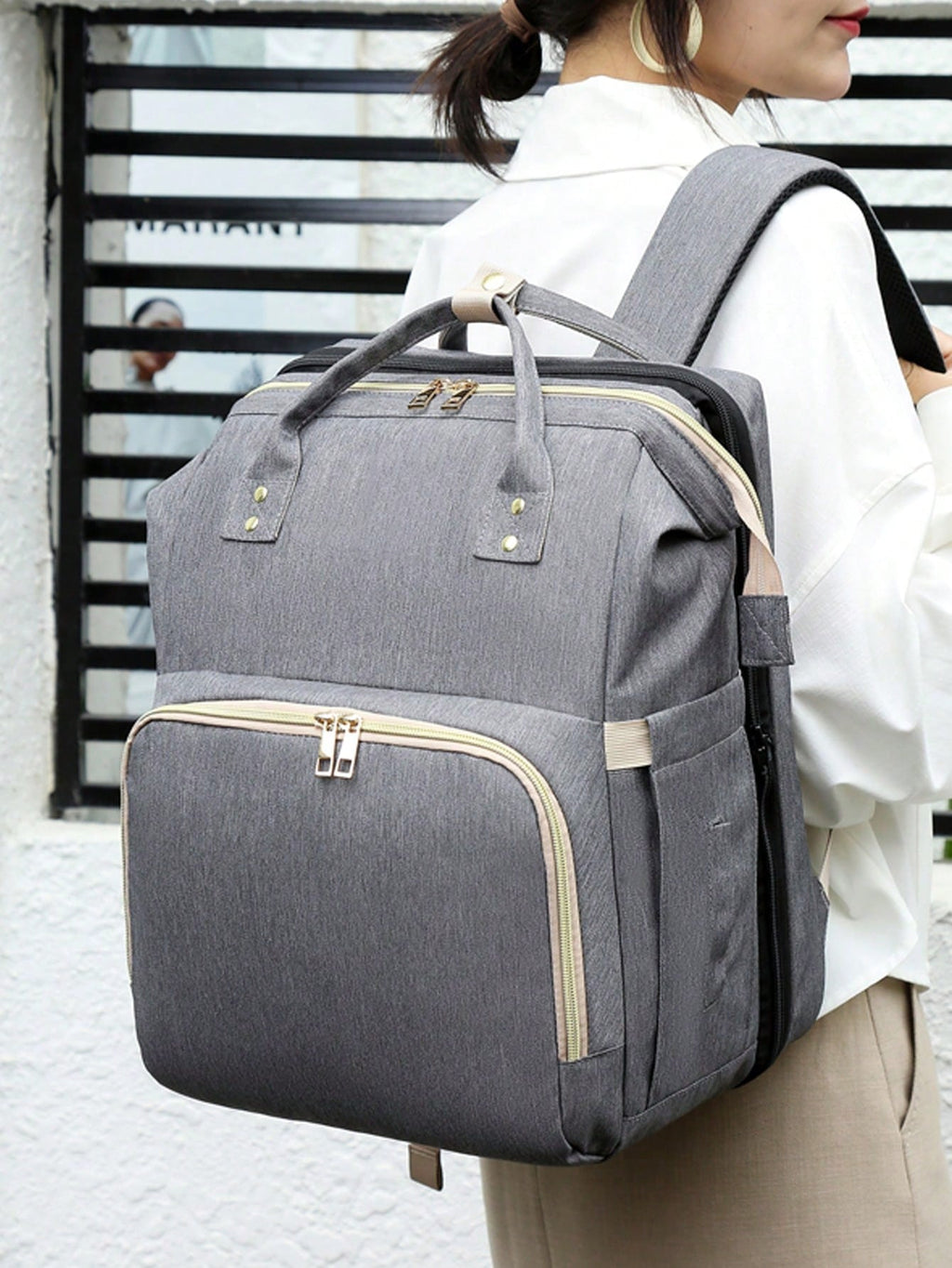 A mommy bag with a crib（DLM001）