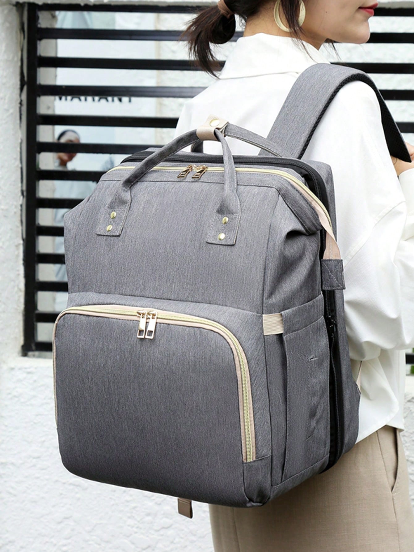 A mommy bag with a crib（DLM001）